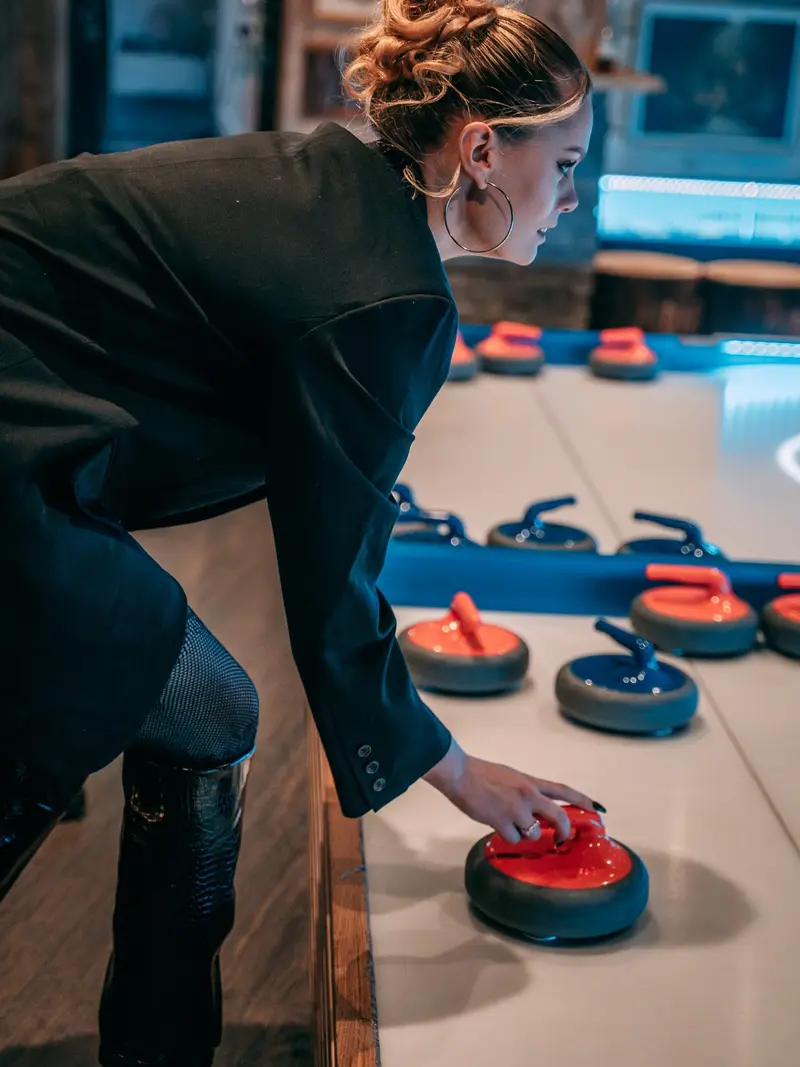 Kast på streetcurlingbanen