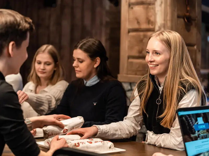 Gjester rundt bordet på Fjellstua