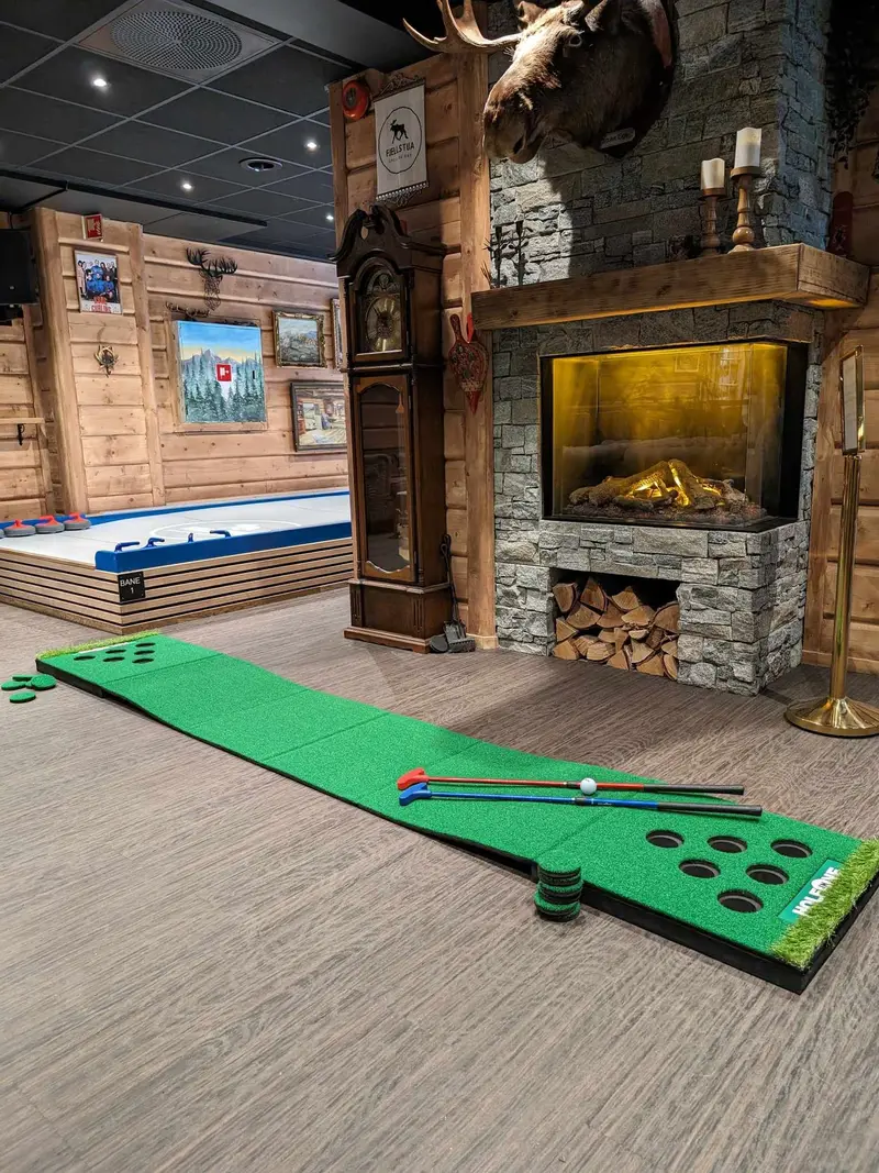 Golfpong ved peisen på Fjellstua