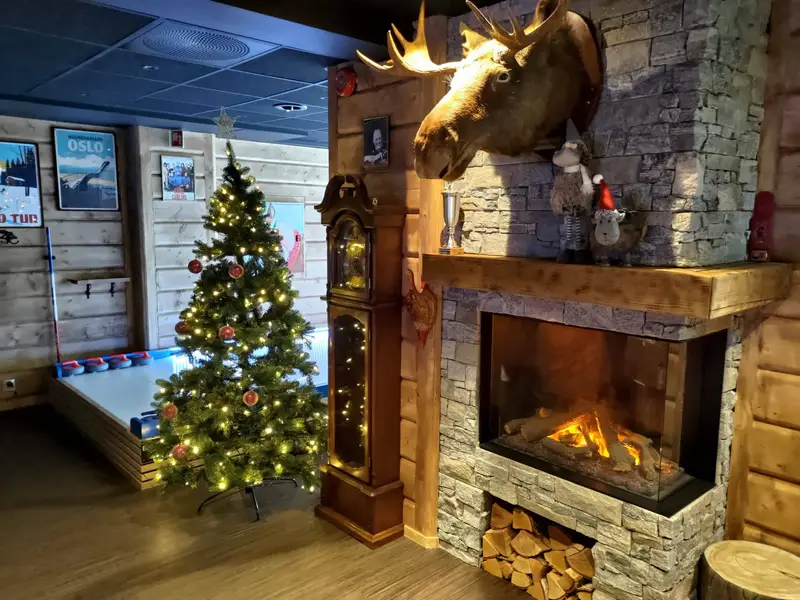 Juletre og peis på Fjellstua, pyntet til julebord