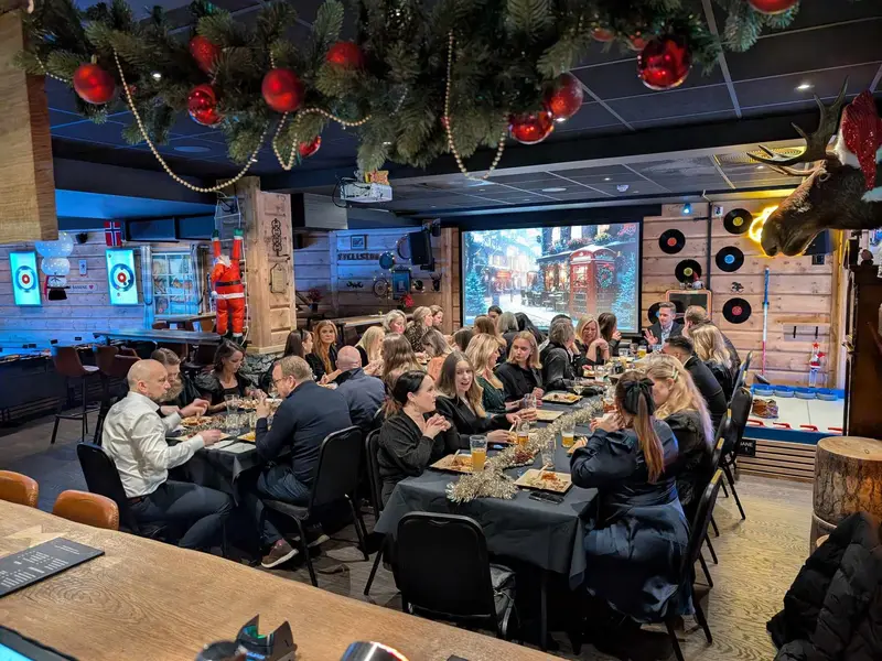 Christmas party at the long table in Fjellstua