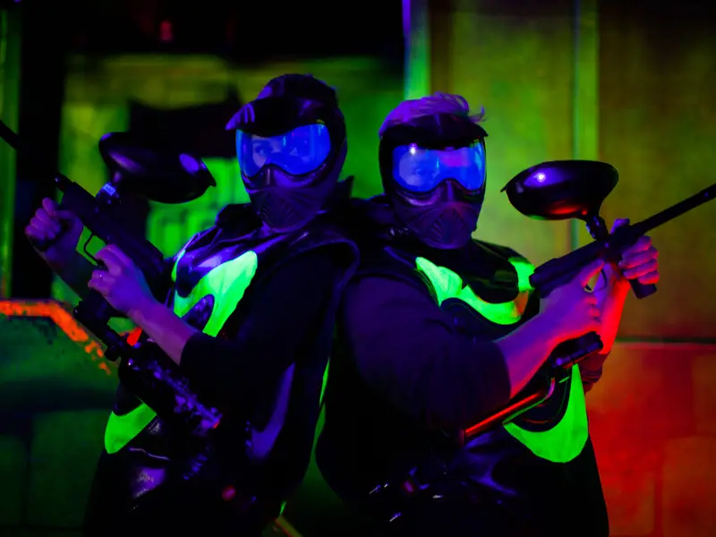 To paintballspillere i neonlys