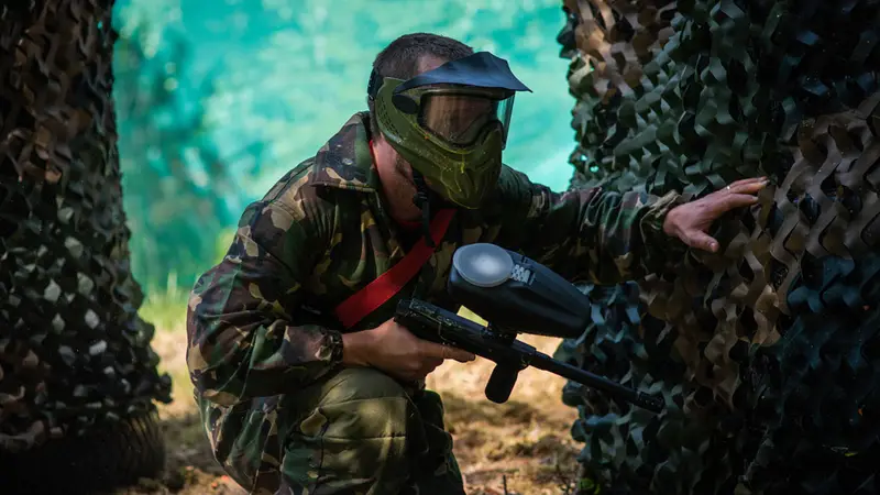 Paintballspiller i skogen hos Highjump